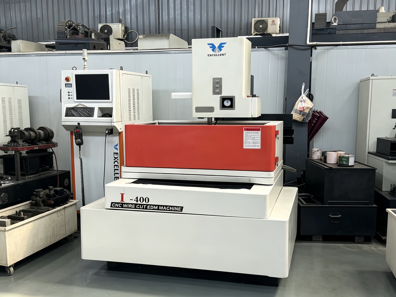 Wire-cutting EDM machine for precise mold inserts